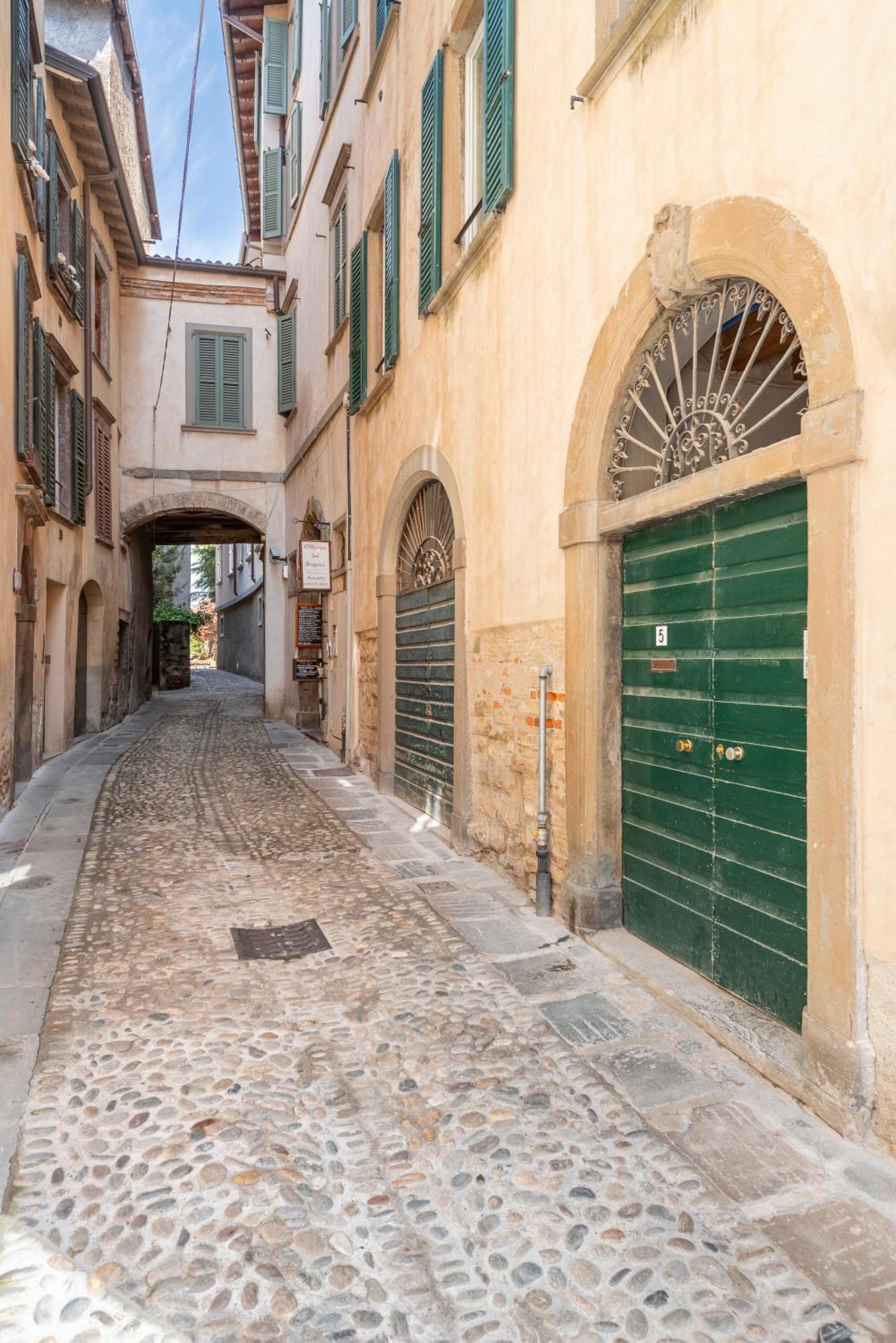 Golden Chic - Citta Alta Apartment Bergamo Bagian luar foto