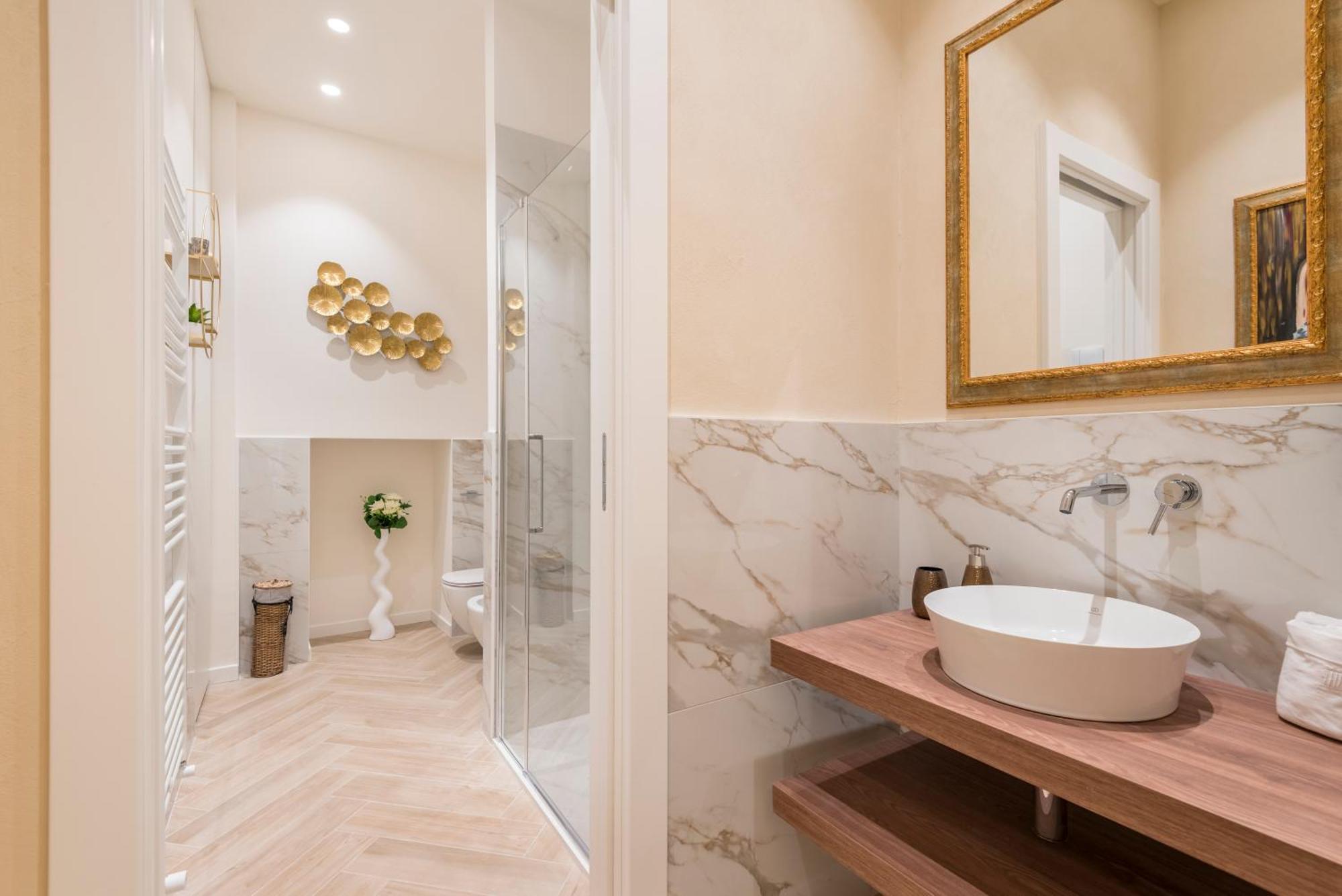 Golden Chic - Citta Alta Apartment Bergamo Bagian luar foto
